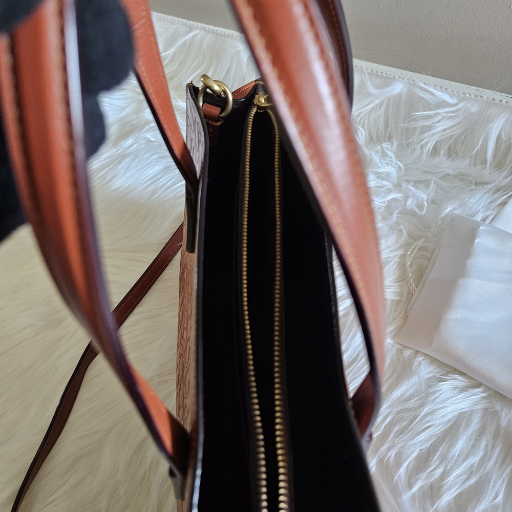 Coach Embossed Leather Crossbody Bag – Excellent Condition – Compact & Stylish - Picture 12 of 16